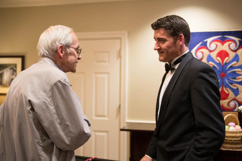 A resident chats with Ackland after his performance of several American standards. BY LAUREN ZAKNOUN