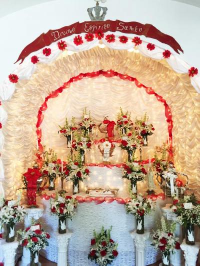 The chapel for the crown was decorated with the Holy Ghost’s colors, red and white