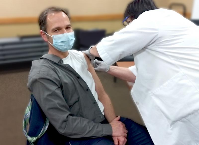 Dr. Alvin Marcovici getting the vaccine at Charlton Memorial Hospital on Dec. 16. Photo courtesy: Southcoast Health