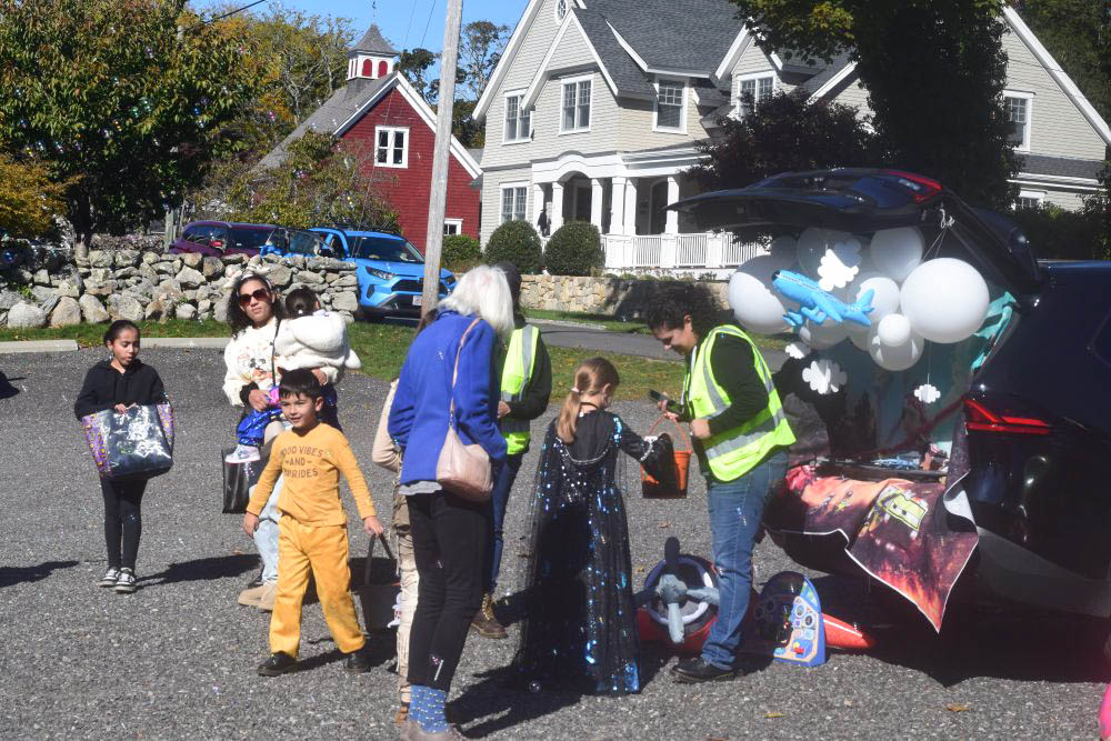 Kids trunk-or-treat.  Kids trunk-or-treat.