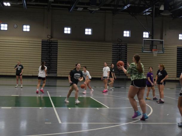 The varsity basketball team practices. Photo by Kat Sheridan