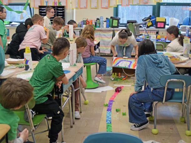 The class inspects the trap. Photos by Kat Sheridan