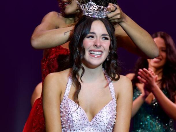 Avery Barboza being crowned by Deolinda Mendes. Source: Ashley Bendiksen