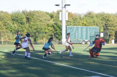 Sydney Almeida runs after the ball.
