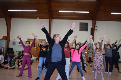 Deher shows the dance sequence. 