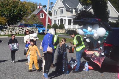 Kids trunk-or-treat.  Kids trunk-or-treat.
