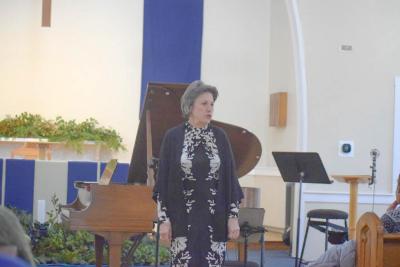 Janice Weber introduces the concert. 