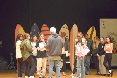 Denis Lawrence goes over a scene with the actors. 