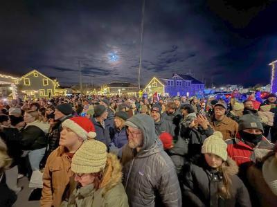 A crowd of hundreds gathers to watch the buoy tree.