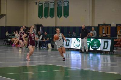 Kaelyn Zuber runs with the ball.