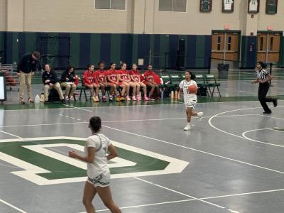 Nia Barnes runs with the ball. Photos by Kat Sheridan