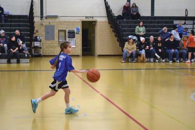 Isabel Poitras dribbles the ball.