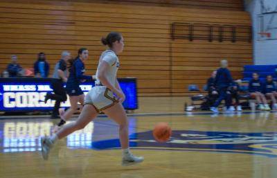 Melanie DeMeo dribbles the ball.