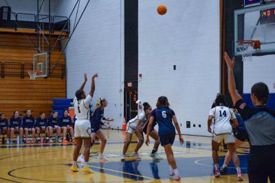 Yasmine Santos throws a foul throw. 