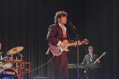 Gabriel Fernandes performs “Fake Plastic Trees” by Radiohead.