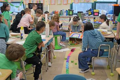 The class inspects the trap. Photos by Kat Sheridan