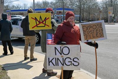 A woman demands no kings as a part of her protest.