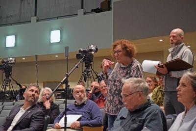 Linda, a resident, voices her traffic concerns. 