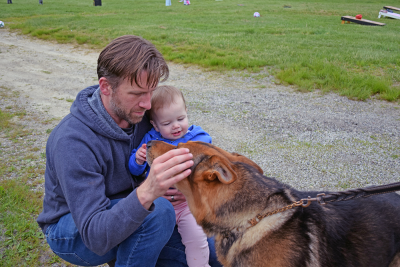 Juliette Summer and her dad meet a dog. 
