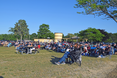 Hundreds sowed up for the concert kick off. 