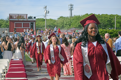The students enter into the graduation. 
