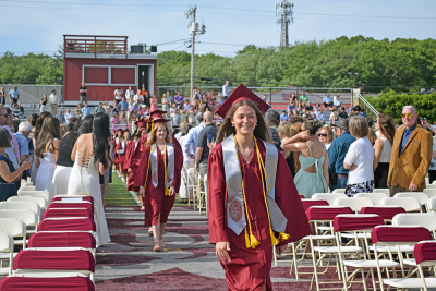 The students enter into the graduation. 