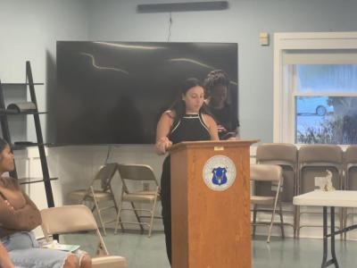 Rachel Dzialo speaks to the crowd. 