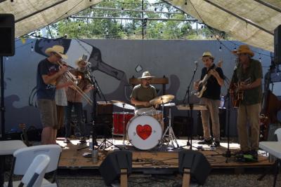 The band The Jethos played after the ride. 