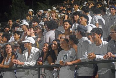 The crowd was decked out in all white. 