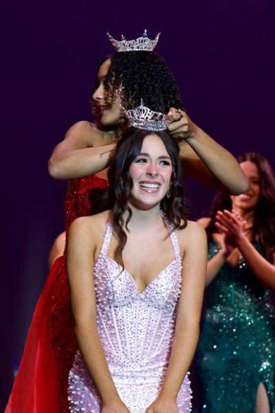 Avery Barboza being crowned by Deolinda Mendes. Source: Ashley Bendiksen