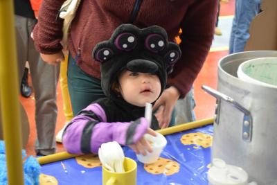 Eveylyn (3) gets her cookie monster sundae. 