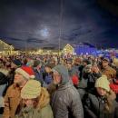 A crowd of hundreds gathers to watch the buoy tree.