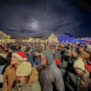 A crowd of hundreds gathers to watch the buoy tree.