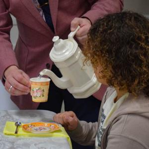 Kanie Semedo gets some tea from Richard.