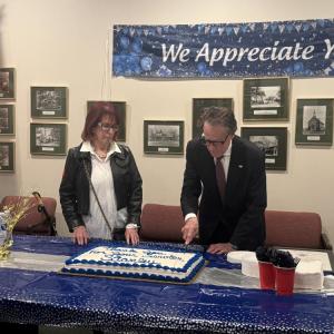 Stanley Mickelson cuts his congratulations cake. 