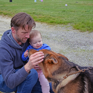 Juliette Summer and her dad meet a dog. 