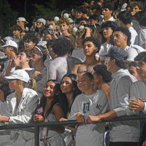 The crowd was decked out in all white. 